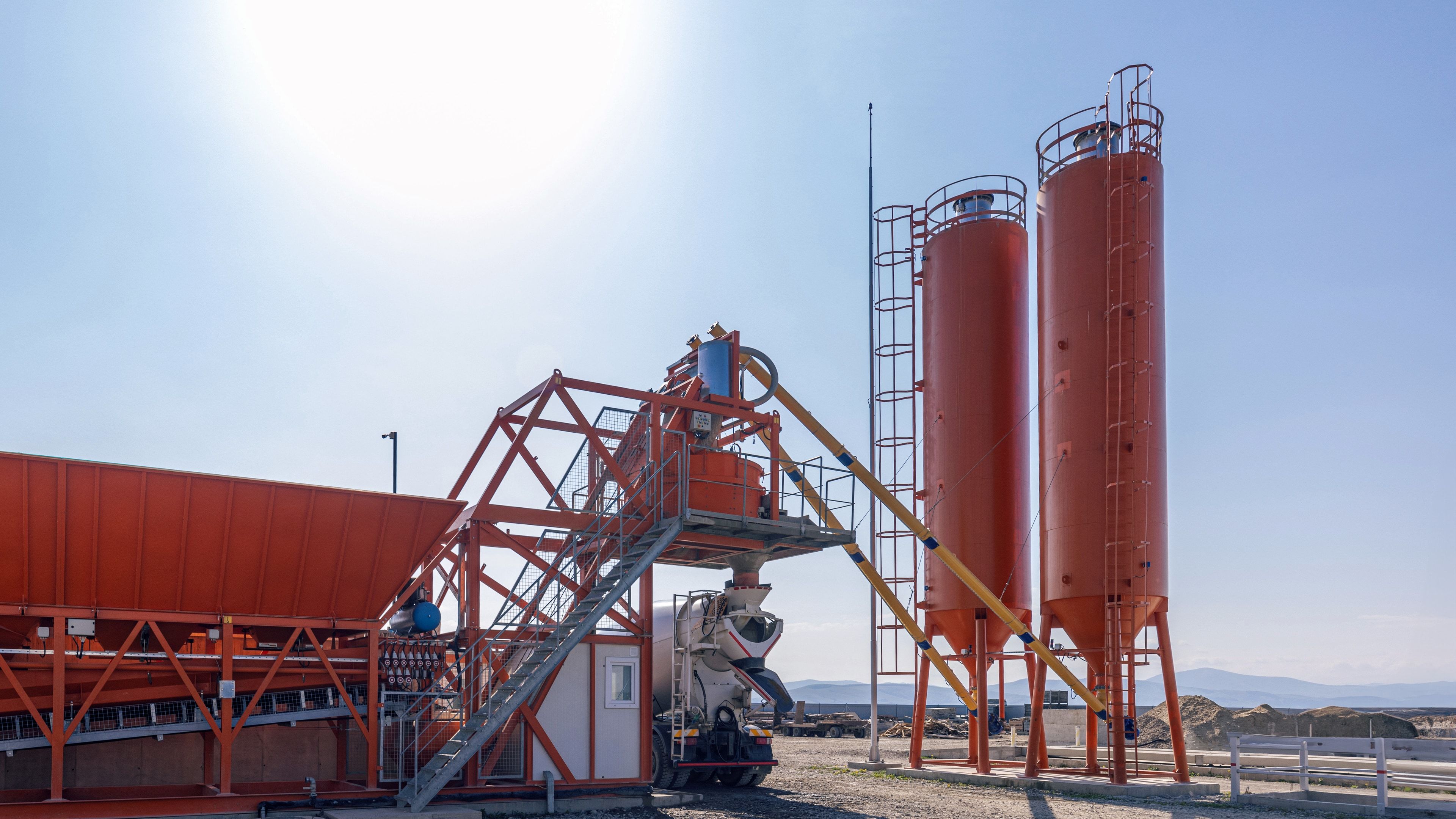 Estructura de amasado de una planta de hormigón bajo los silos de cemento, con el camión en la zona de carga
