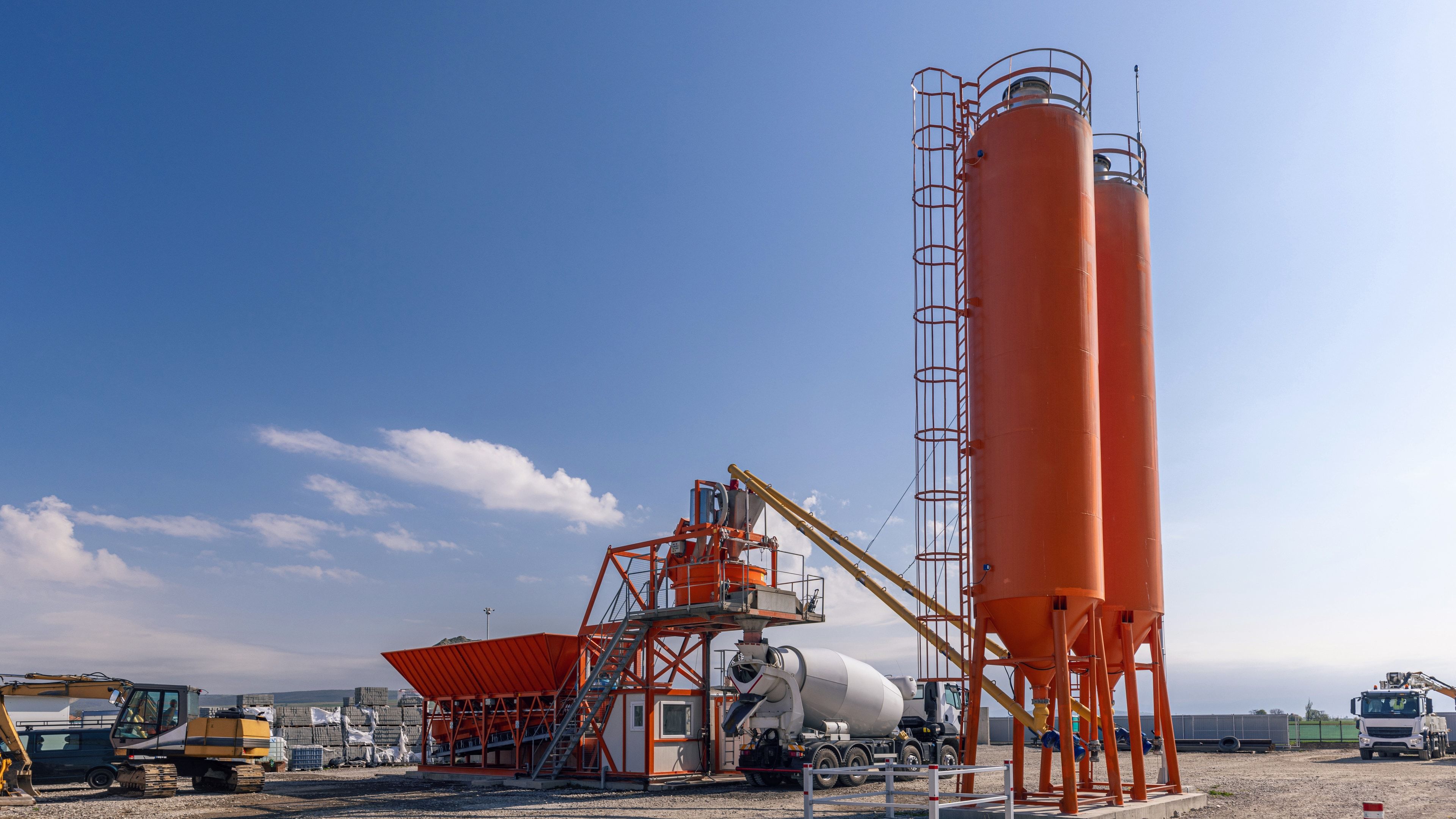Planta de hormigón compacta con silos de cemento, cinta de áridos y torre de amasado montada en obra