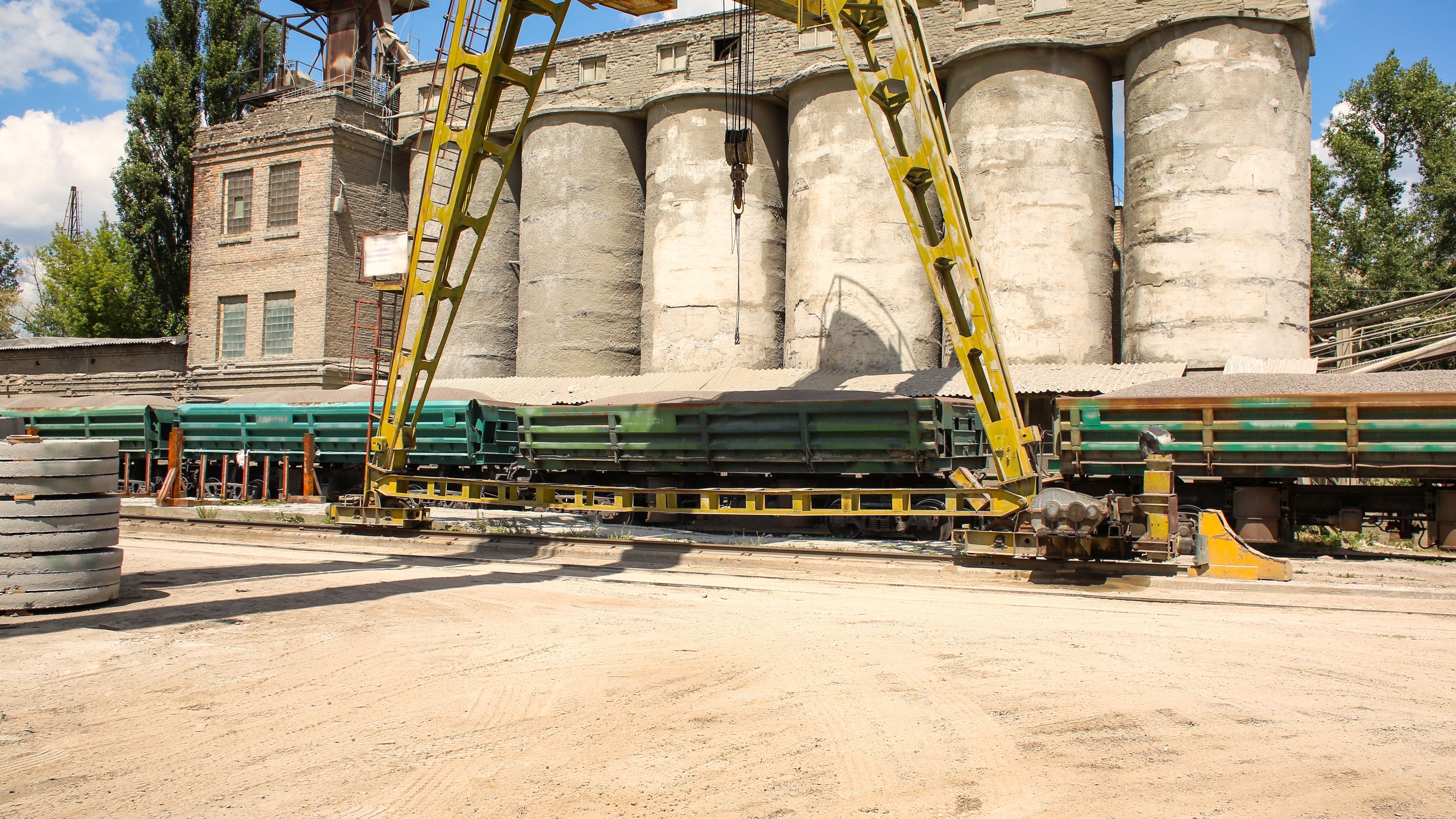 Instalación veterana de producción de hormigón con silos de cemento y pórtico grúa
