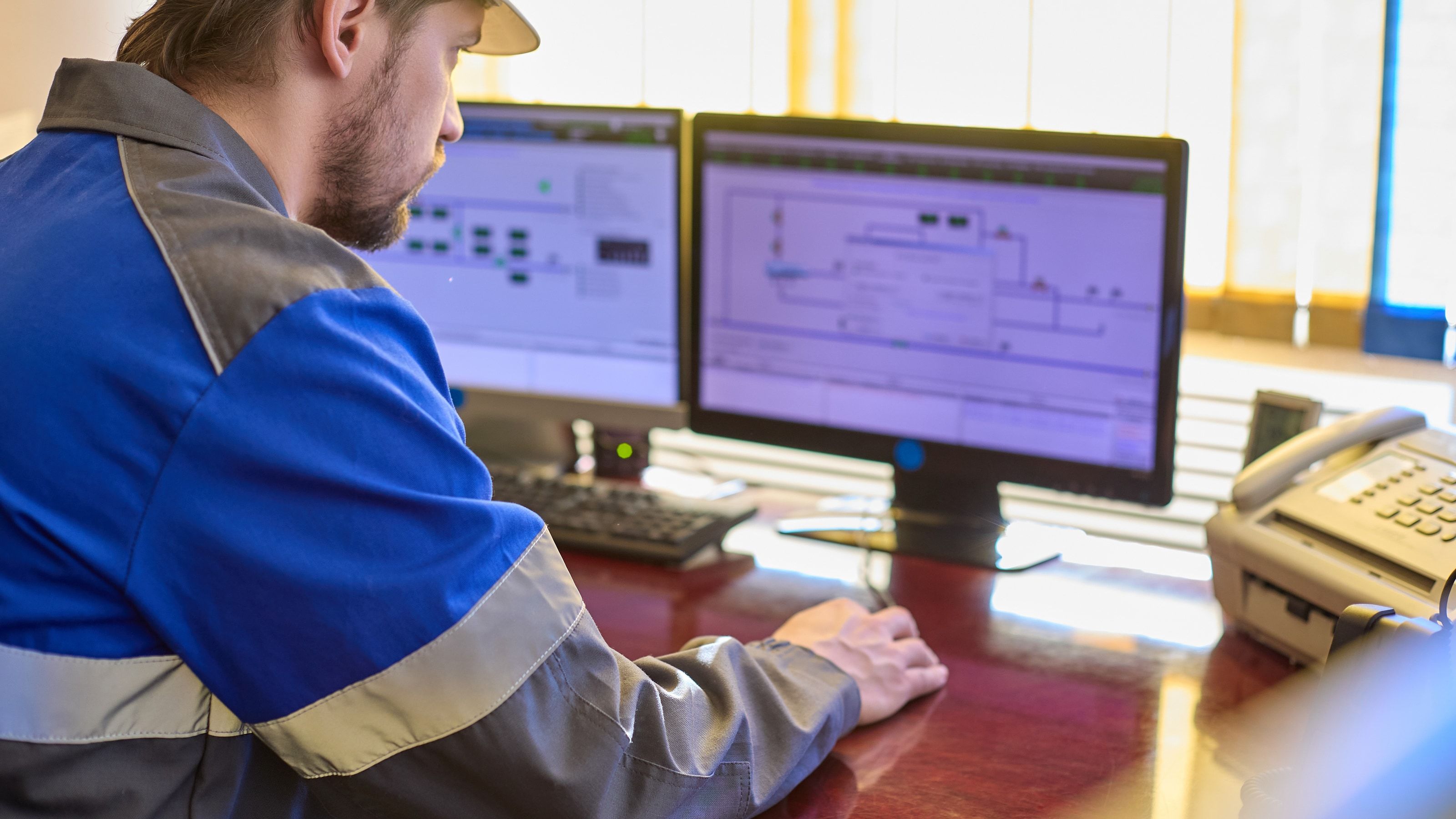 Operador supervisando en pantalla el sistema de control de una instalación industrial